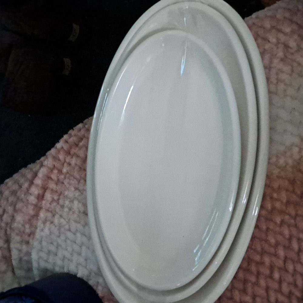 Set of three dowen serving plates